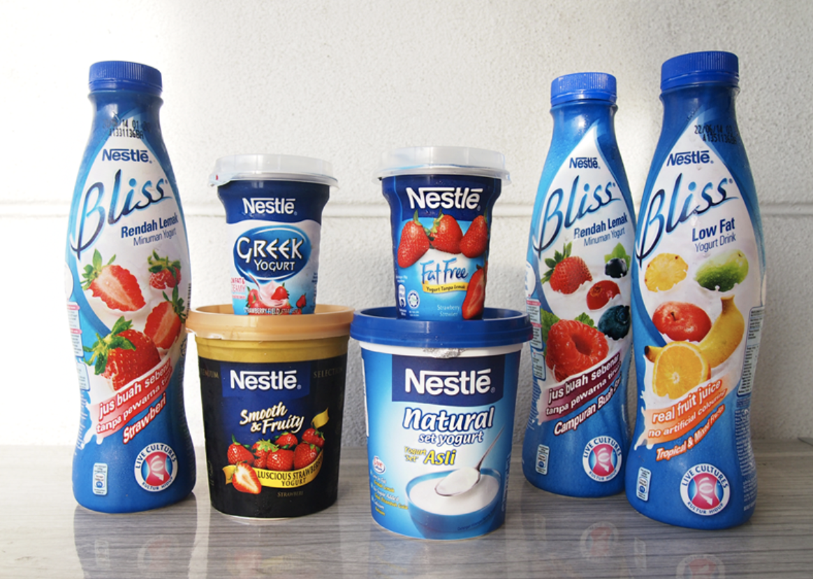 Ассортимент йогурта. Йогурт. Йогурт Нестле. Nestle продукты. Йогурт ассортимент.